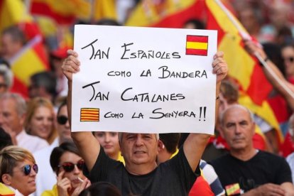 Un hombre con una pancarta unionista-ALBERT GEA/REUTERS