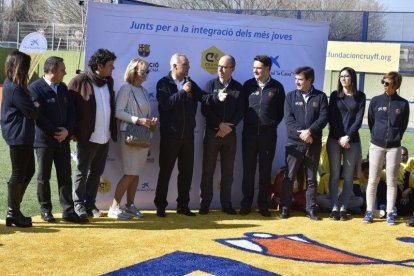 Stoichkov se dirige a los asistentes a la inauguración de la Cruyff Court de Martorell. A su derecha, Danny, la viuda del holandés. A su izquierda, el vicepresidente Cardoner.-