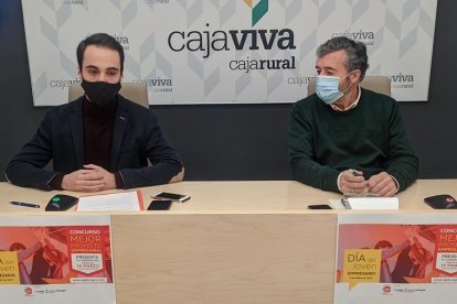 El presidente de AJE, Álvaro Peso, con el presidente de la Fundación Caja Rural de Burgos, Tomás Fisac, presentando el Día del Joven Empresario. SANTI OTERO