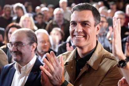 Pedro Sánchez en el acto del PSOE en Zaragoza, junto a Javier Lambán.-EFE / JAVIER CEBOLLADA