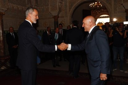 El Rey saluda al consejero de Presidencia, José Julio Carnero. ECB