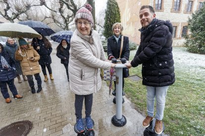 Los concejales Josué Temiño y Lola Ovejero prueban uno de los elementos del Parque biosaludable junto a una usuaria de las Aulas María Zambrano. SANTI OTERO