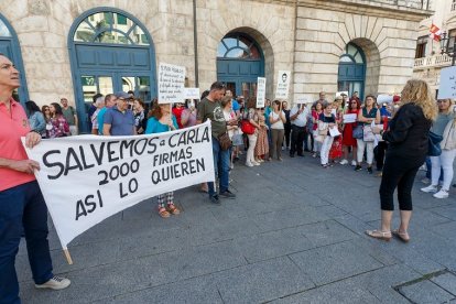 Concentración en Burgos de apoyo a Carla, la joven afectada por Lyme crónico ingresada en Psiquiatría del HUBU. SANTI OTERO