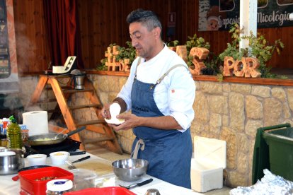 El chef Nacho Rojo, durante la demostración en Canicosa de la Sierra. R. F.