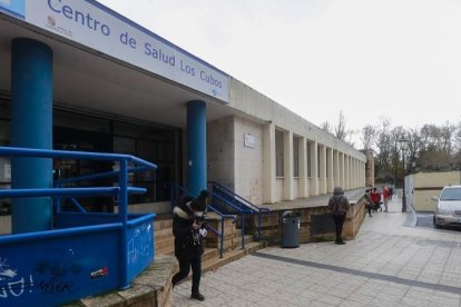 Una persona sale del centro de Salud de Los Cubos. RAÚL OCHOA