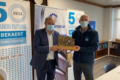 Andrés Hernando entrega a Gustavo Lázaro el premio Femebur. ECB