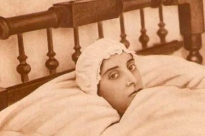Amalia, tendida en su cama en una fotografía de la época. ESTAMPA
