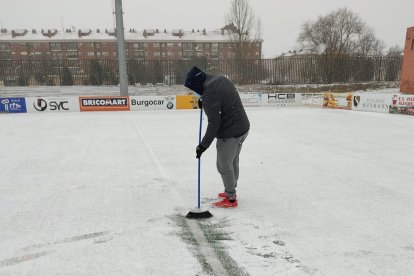 Una representación del UBU Bajo Cero acudió a San Amaro para evaluar la situación del terreno de juego. ECB