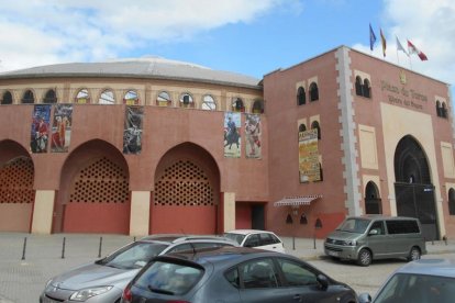 Varios coches estacionados en la plaza de toros de Aranda de Duero.-L.V.