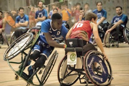 Abdoul presiona al jugador del Zuzenak García.-TWITTER / @ZUZENAKCLUB