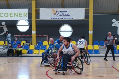 Pablo Ubrí, de cara, y Ayoub Ettali de espaldas, defienden en el partido del sábado. SERVIGEST