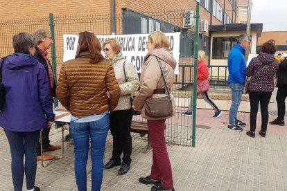 Asociaciones de vecinos explican a los padres la importancia de presentar reclamaciones en la vía oficial.-L. V.
