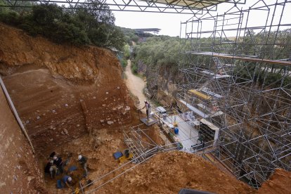 El yacimiento de Gran Dolina en Atapuerca, donde se concentrarán los esfuerzos en esta campaña de 2022,con la trinchera del ferrocarril de fondo. RAÚL OCHOA