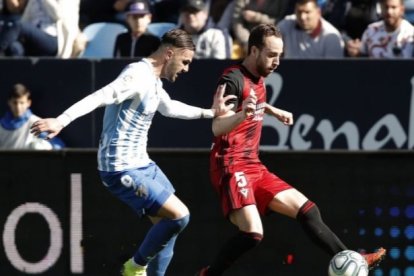 Odei Onaindia (Mirandés) pugna por el balón con Sadiku (Málaga) en el último partido. LA LIGA