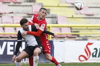 El ariete blanquinegro Adrián disputa un balón en el choque del pasado fin de semana en El Plantío.-Santi Otero