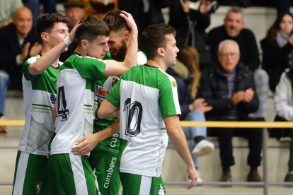 Los jugadores del conjunto arlequinado celebran un gol ante su público. TOMÁS ALONSO