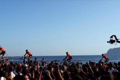 Los ciclistas del equipo polaco del CCC, el jueves, durante la presentación oficial de la edición 2019.-EFE / JAVIER LIZON