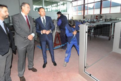 En el centro, Miguel Ängel Benavente junto a Guillermo Rilova en la visita a la empresa.-ISRAEL L. MURILLO