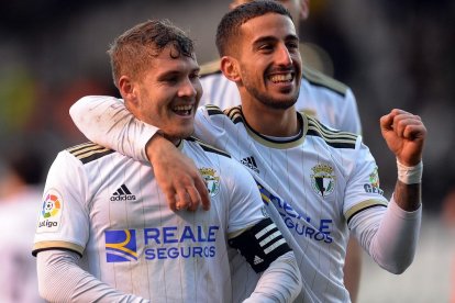 Juanma y Ernesto celebran un gol. RICARDO ORDÓÑEZ