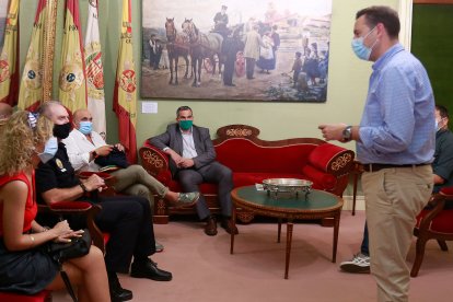 El alcalde de Burgos, Daniel de la Rosa, durante la reunión con los hosteleros y el mayor de la Policía Local. RAÚL G. OCHOA