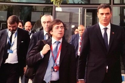 José Manuel Albares, junto a Pedro Sánchez en Nueva York, en septiembre del 2018.-EL PERIÓDICO