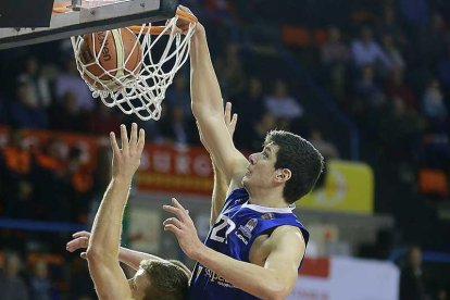 Huskic se eleva por encima de cuatro jugadores de Cáceres para lograr una canasta.-RAÚL G. OCHOA