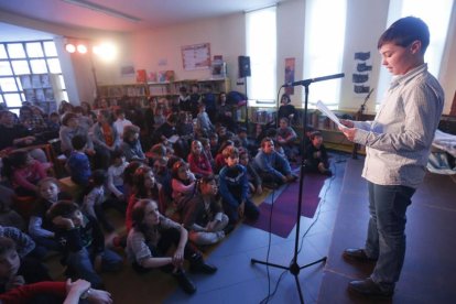 Niños y adultos llenaron la sala infantil de la Gonzalo de Berceo para ‘correr’ este maratón de cuentos.-Raúl Ochoa