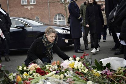 Una mujer deposita flores en Oesterbro, uno de los dos escenarios donde actuó el terrorista.-Foto:   LISELOTTE SABROE / EFE