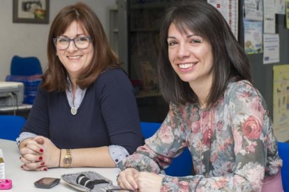 María Suárez (izquierda) y Cristina Llorente, trabajadora social y presidenta de Asdibur respectivamente.-ISRAEL L. MURILLO