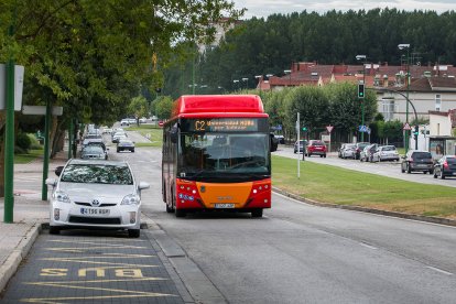 El autobús C2 de la línea circular llega a la parada cercana al polideportivo José Luis Talamillo. TOMÁS ALONSO