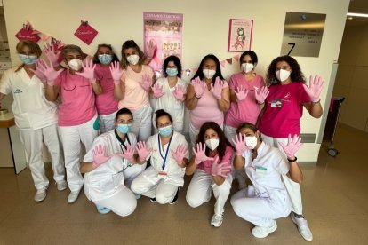 Parte del equipo de Hospitalización de Ginecología posa con los guantes rosas.