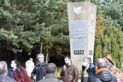 El secretario general del PSOE de Castilla y León, Luis Tudanca, acudió al tradicional homenaje a las víctimas del franquismo en el paraje de La Pedraja. ICAL