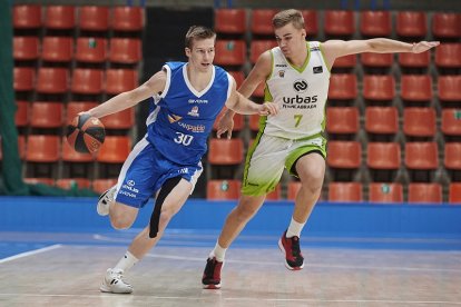 Somogyi sube el balón en el amistoso contra el Fuenlabrada. BORJA B. HOJAS / SPB