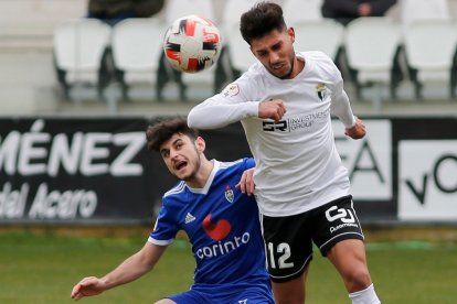 Javi Gómez le gana la partida a un rival. SANTI OTERO