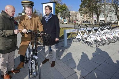 Isidro Juárez, Javier Lacalle y Jorge Berzosa, ayer, en la presentación de las nuevas bicicletas y el sistema informático.-RAÚL G. OCHOA