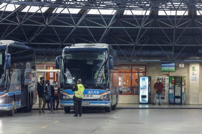 Dos autobuses de Alsa en la estación de Burgos. SANTI OTERO