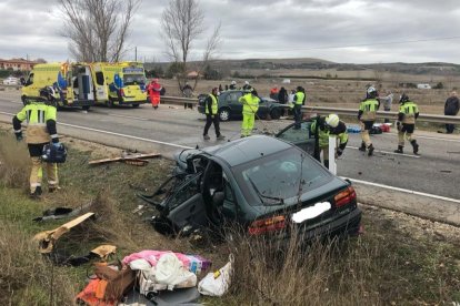 Los equipos de emergencia intervienen en el lugar del accidente. BOMBEROS DE BURGOS