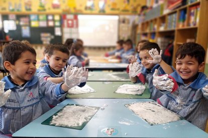 Un grupo de niños de infantil realiza una manualidad en el aula del colegio Liceo Castilla. ECB