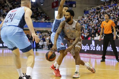 Phillip supera al jugador del Breogán Bell-Haynes. ACB PHOTO / C. CASTRO