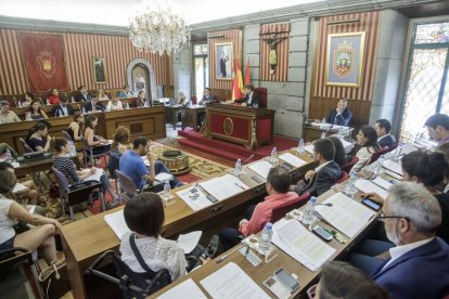 Vista general del Salón de Plenos en la sesión plenaria celebrada ayer.-SANTI OTERO