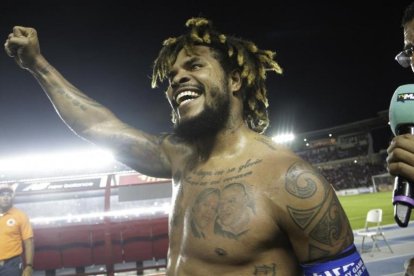 Román Torres celebra la victoria.-ARNULFO FRANCO