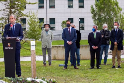 Homenaje póstumo a Emiliano Aguirre en los jardines de los árboles de la sabiduría de la UBU. TOMÁS ALONSO