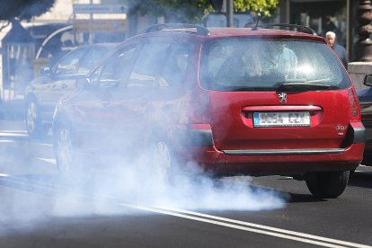 Humo del tubo de escape saliendo de un coche que circula por Burgos. ISRAEL L. MURILLO