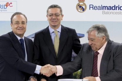 El presidente del Real Madrid, Florentino Pérez, junto al entonces alcalde de Madrid, Alberto Ruiz-Gallardón, en un acto del 2010.-PACO CAMPOS / EFE