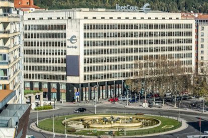 Edificio de Ibercaja en Burgos, ubicado en la plaza de España. ISRAEL L. MURILLO