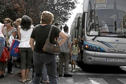 Un autobús presta el servicio de transporte escolar en la provincia.