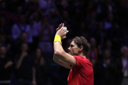 Rafa Nadal aplaude al público de la Caja Mágica tras ganar su partido ante Croacia.Rafa Nadal aplaude al público de la Caja Mágica tras ganar su partido ante Croacia.-AP