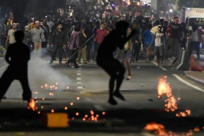 Los manifestantes se enfrentan a la policía en las protestas contra la reelección del presidente, este miércoles en Yakarta.-REUTERS