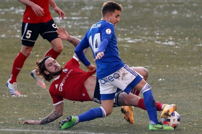 Miki Muñoz echa el resto en defensa en un lance del encuentro ante el Oviedo Vetusta de la primera vuelta. SANTI OTERO