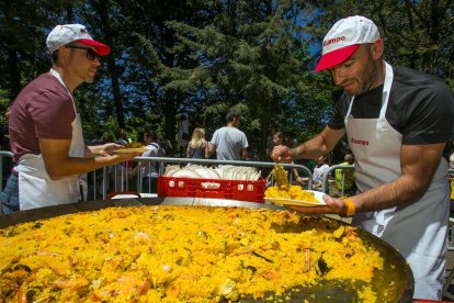 La presencia de las peñas también da un gran impulso a esta celebración que finalizó con el reparto de más de 5.000 raciones de paella- FOTOS: © ECB / TOMÁS ALONSO